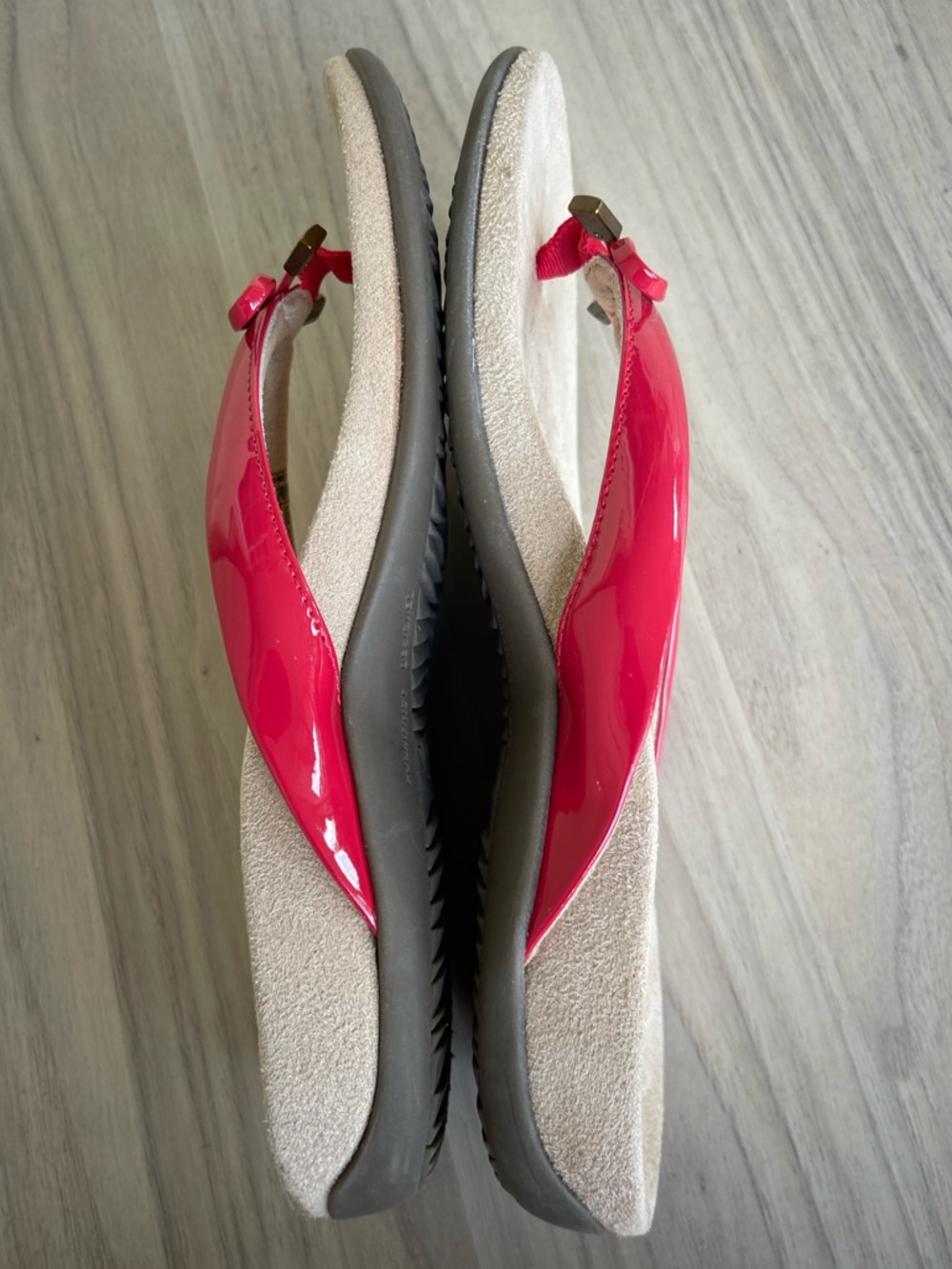 Vionic Women's red Patent Bow Thong Sandals - Picture 3 of 12
